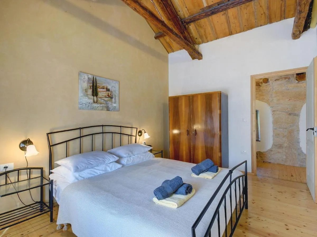 Villa With Private Pool In Central Istria Batlug