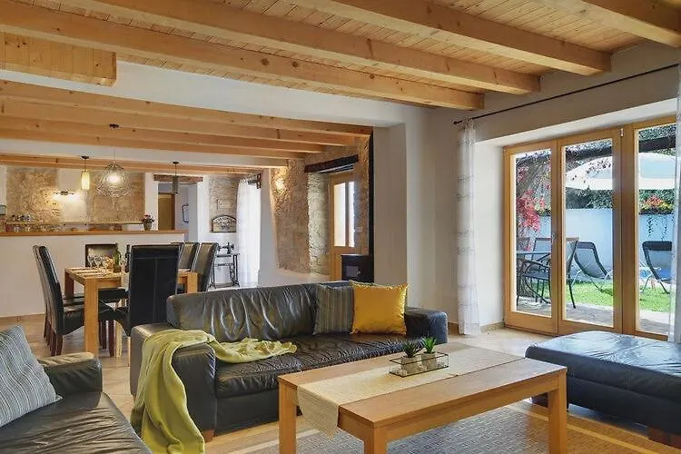 Villa With Private Pool In Central Istria Batlug