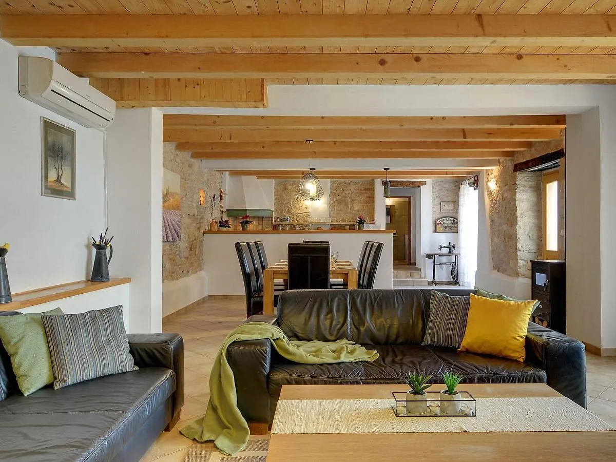 Holiday home Villa With Private Pool In Central Istria Batlug